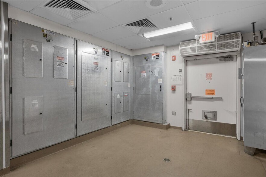 More Photos Of 1445 Center Dr, Medford Restaurant For Lease