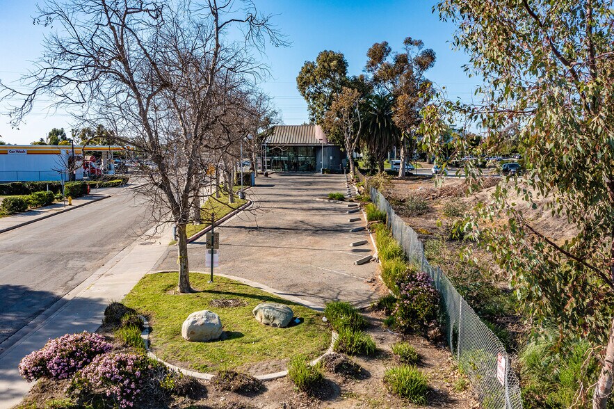 More Photos Of 5801 Valentine Rd, Ventura Freestanding For Lease