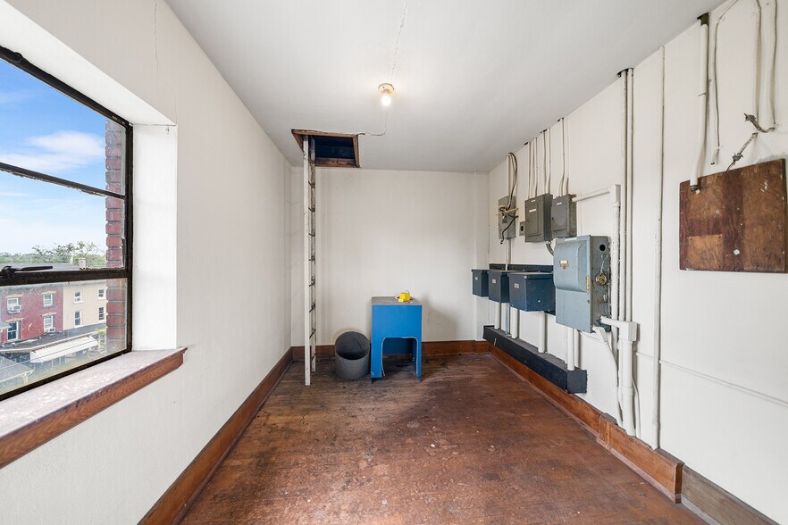 More Photos Of 379 Cherry St, Pottstown Flex For Lease