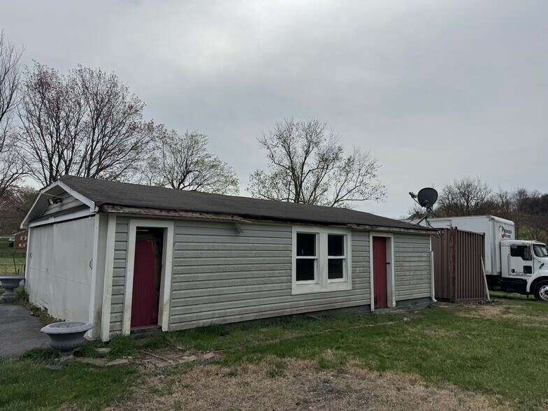 More Photos Of 1932 Spring Hill Rd, Staunton Flex For Sale