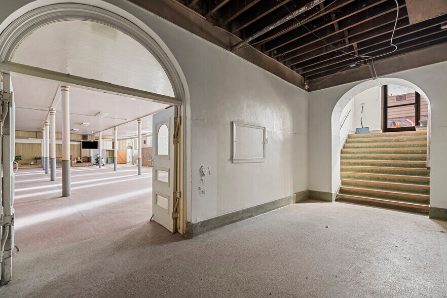More Photos Of 21 State St, Oil City Specialty For Sale