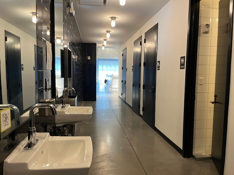 More Photos Of 18 Franklin St, Brooklyn Flex For Lease