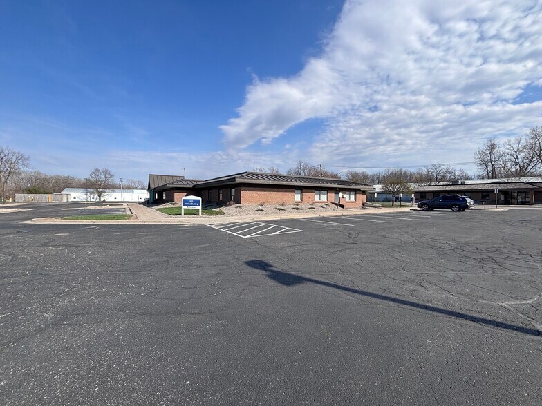 More Photos Of 501 E Cummins St, Tecumseh Medical For Sale