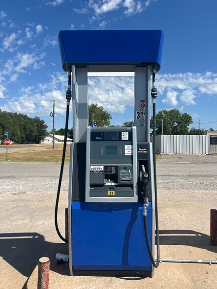 More Photos Of 600 E Main St, Geronimo Convenience Store For Sale