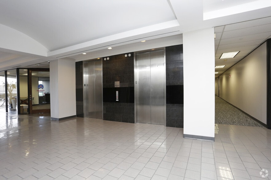 More Photos Of 2550 Gray Falls Dr, Houston Office For Lease