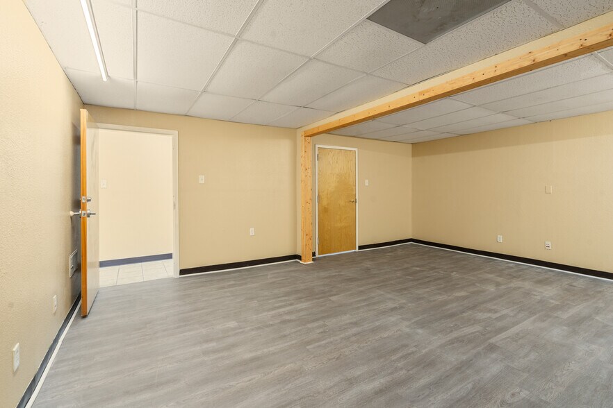 More Photos Of 300-310 Margaret Ln, Del Rio Medical For Lease