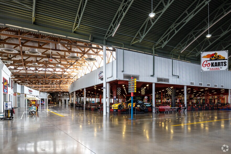 More Photos Of 5250 International Dr, Orlando Restaurant For Lease