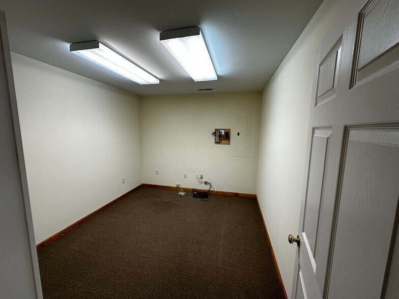 More Photos Of 110 W Sunset Ave, Greensboro Office For Sale