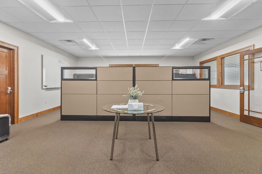 More Photos Of 2492 Crest Dr, Lake Geneva Office For Sale