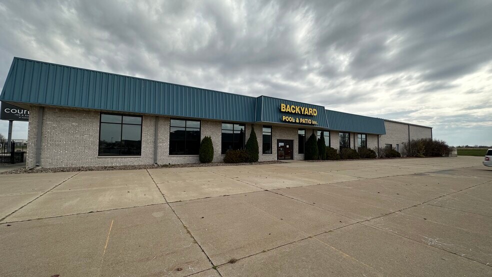 More Photos Of 2401 1/2 Empire, Bloomington General Retail For Sale