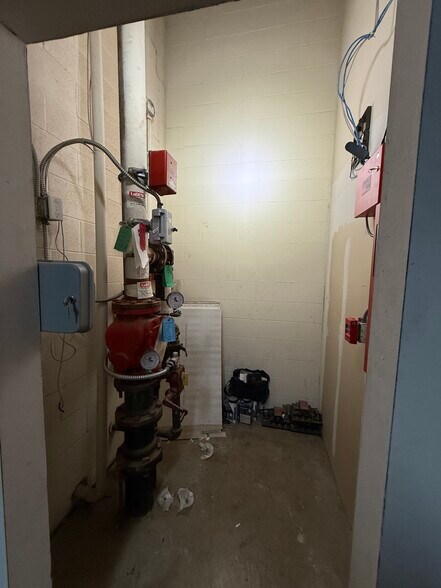 More Photos Of 3910 W Camp Wisdom Rd, Dallas Storefront For Sale