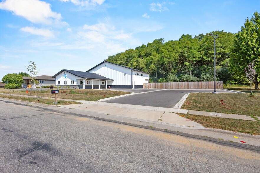 More Photos Of 390 Progress Dr, Cottage Grove Veterinarian Kennel For Sale
