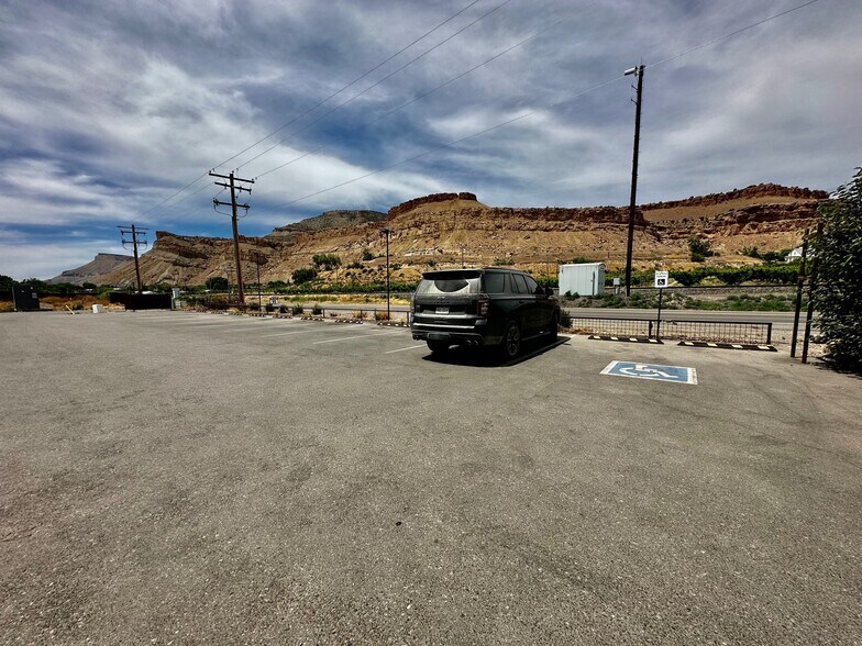 More Photos Of 1043 N River Rd, Palisade Freestanding For Lease