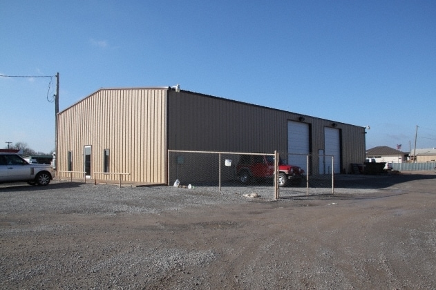 More Photos Of 201 NE 4TH St, Lindsay Manufacturing For Sale