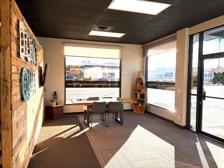 More Photos Of 2801 N Government Way, Coeur d'Alene Flex For Lease