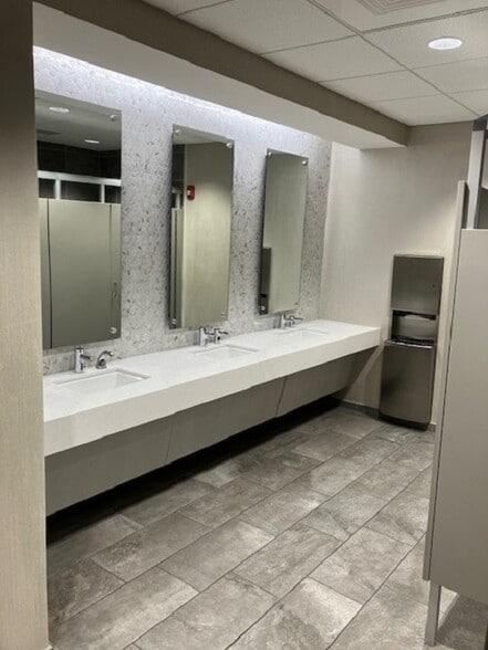 More Photos Of 2 Perimeter Park S, Birmingham Office Residential For Lease