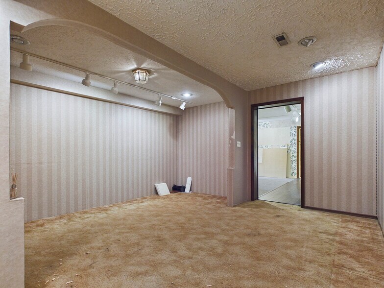 More Photos Of 201 W High St, Edwardsville Showroom For Sale