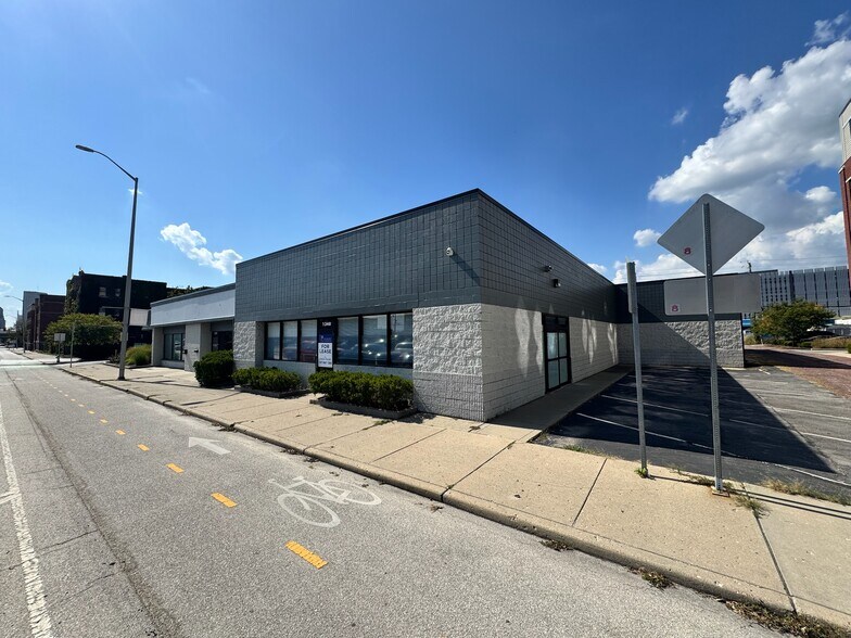 More Photos Of 1340 N Illinois St, Indianapolis Showroom For Lease