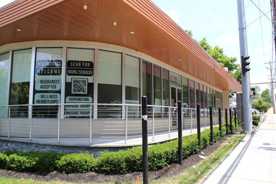 More Photos Of 607 W Jericho Tpke, Huntington General Retail For Lease