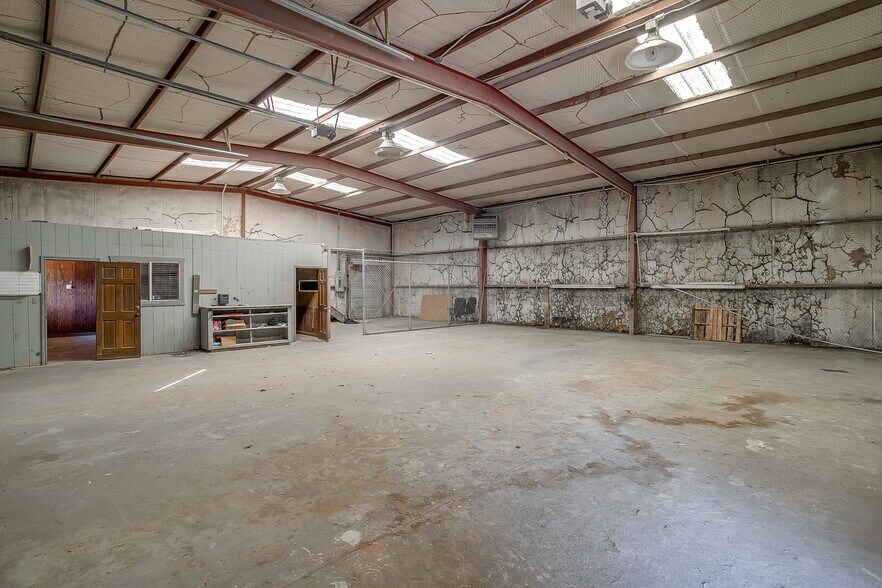 More Photos Of 3545 N Main St, Cleburne Industrial For Lease