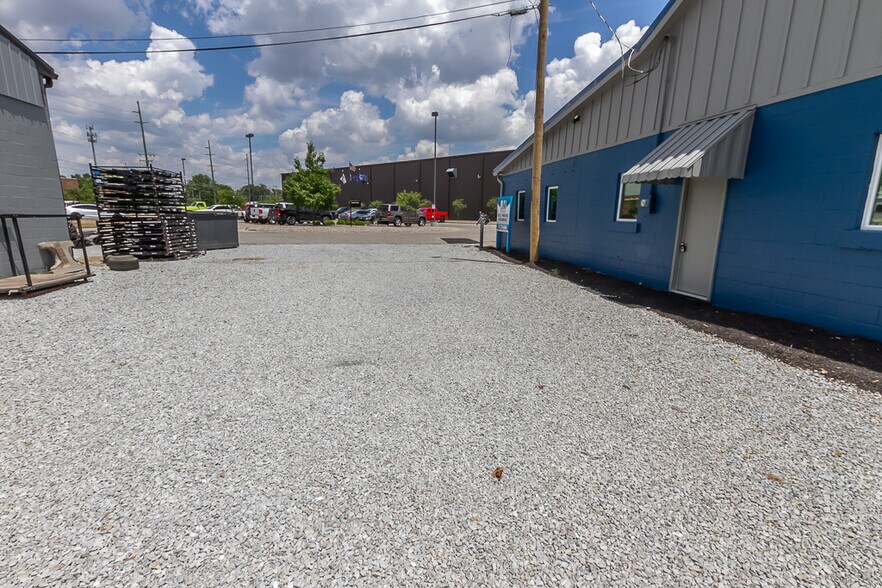 More Photos Of 925 Virginia St, Shelbyville Warehouse For Lease