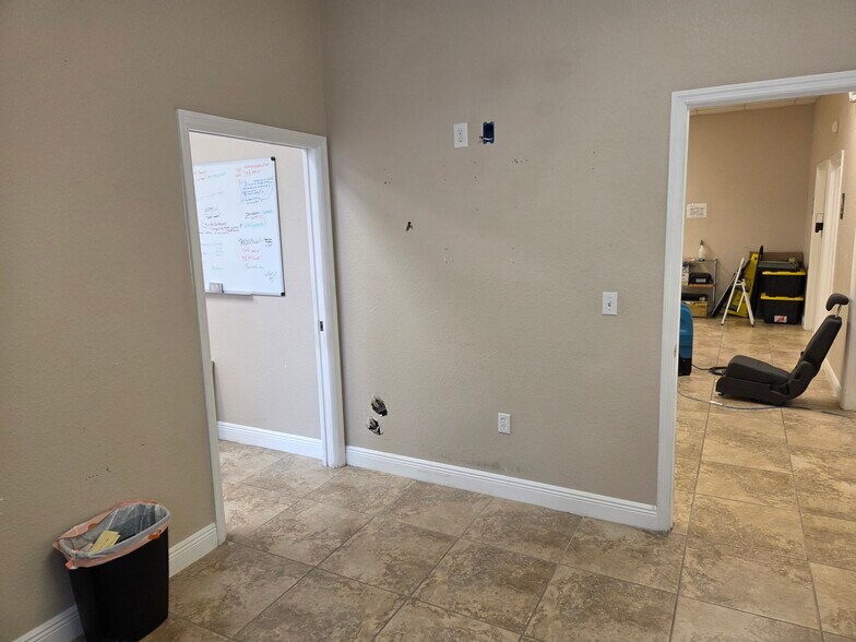 More Photos Of 6391 Corporate Park Cir, Fort Myers Research And Development For Lease
