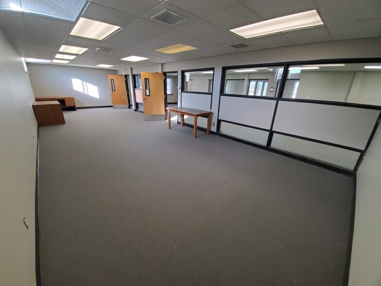More Photos Of 2690 Fleur Dr, Des Moines Office For Lease
