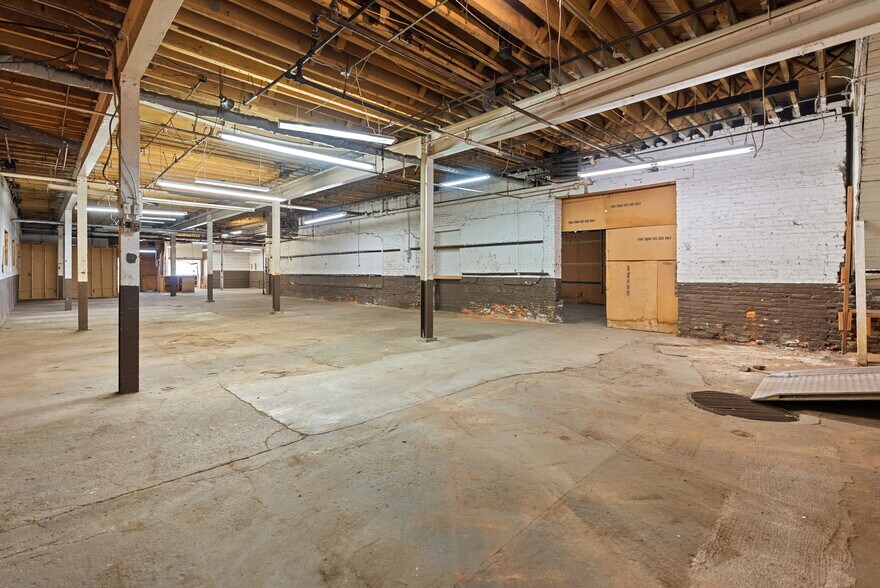 More Photos Of 314 E Market St, Warsaw Showroom For Sale