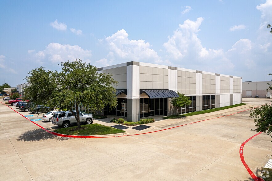 More Photos Of 1955 Lakeway Dr, Lewisville Showroom For Lease