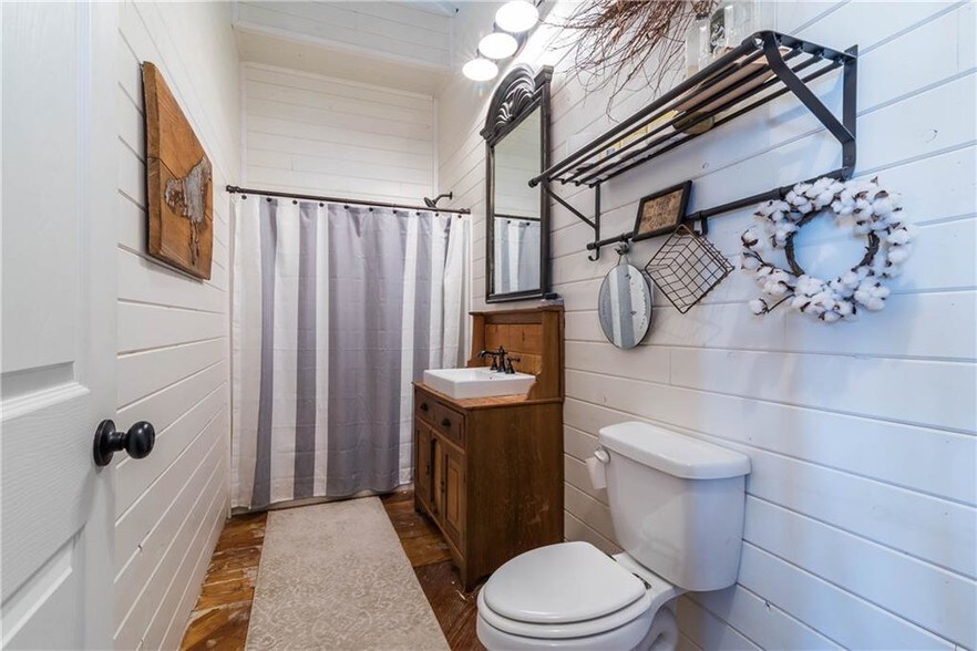 More Photos Of 306 W Main St, Denison Storefront For Sale