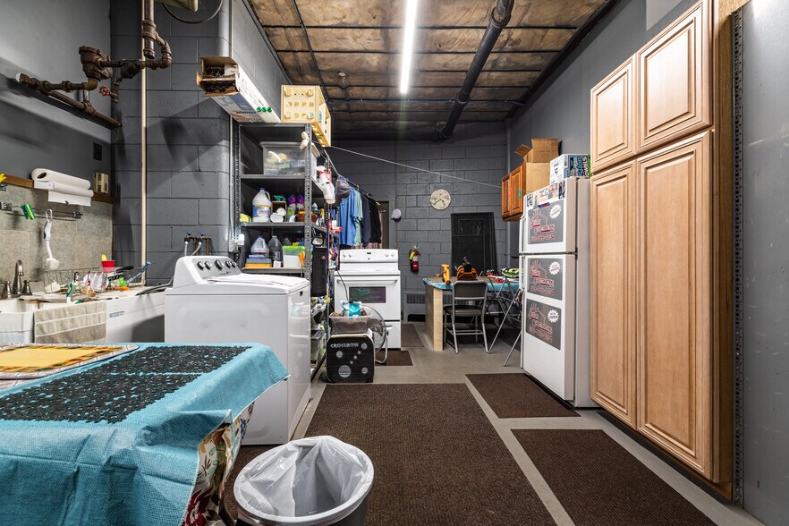 More Photos Of 1613 Chase St, La Crosse Showroom For Sale