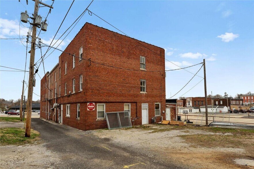 More Photos Of 612 W Gallatin St, Vandalia Apartments For Sale