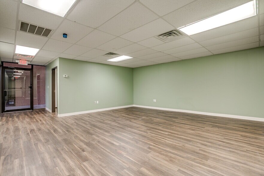 More Photos Of 1340 S main St, Grapevine Office For Lease