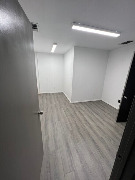 More Photos Of 424 W Henderson St, Cleburne Auto Dealership For Lease