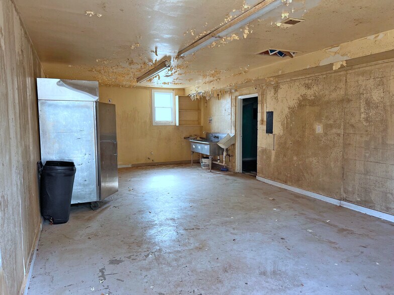 More Photos Of 3268 - 3244 River Fork Rd, Waterloo Bar For Sale