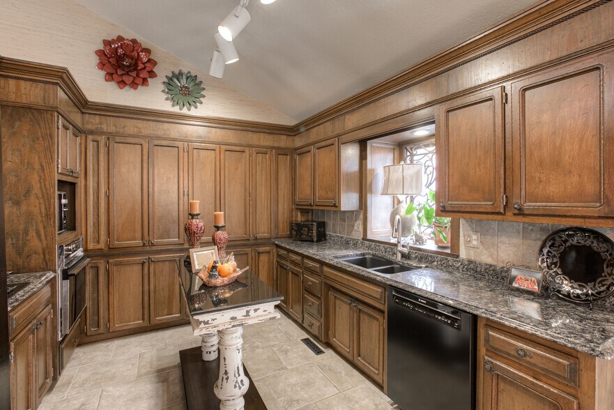 More Photos Of 6204 Arlington Ave, Raytown Office For Sale