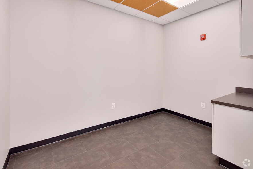 More Photos Of 22365 Broderick Dr, Sterling Medical For Lease