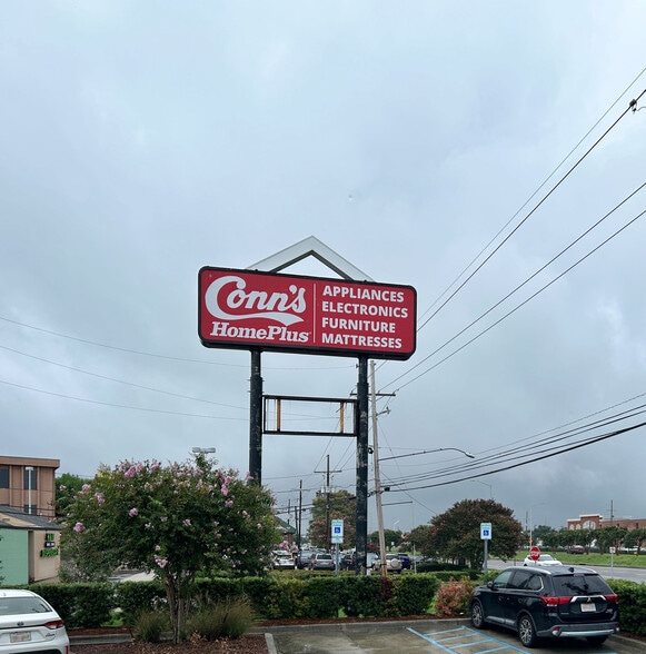 More Photos Of 5245 Veterans Memorial Blvd, Metairie Freestanding For Lease