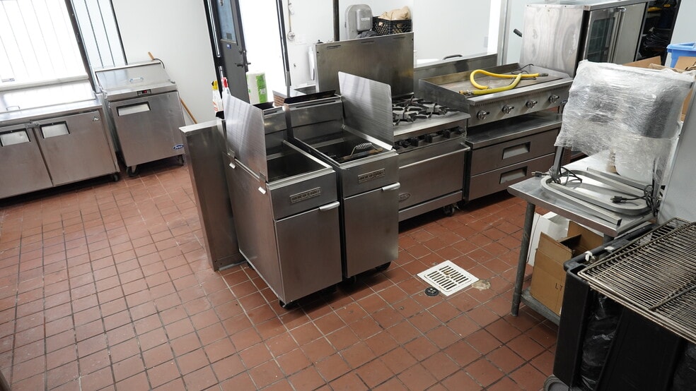 More Photos Of 16616 Ventura Blvd, Encino Restaurant For Lease