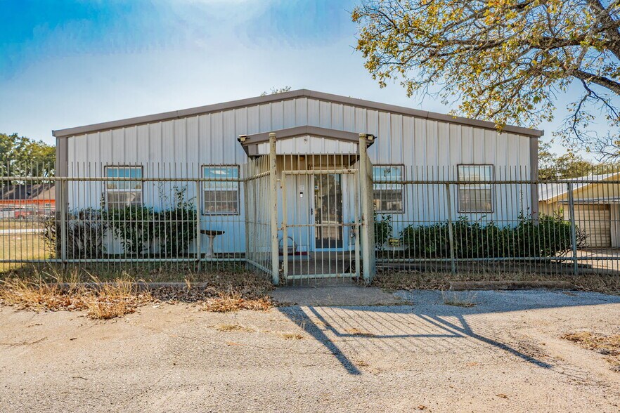 More Photos Of 12540 C F Hawn Fwy, Dallas Warehouse For Lease