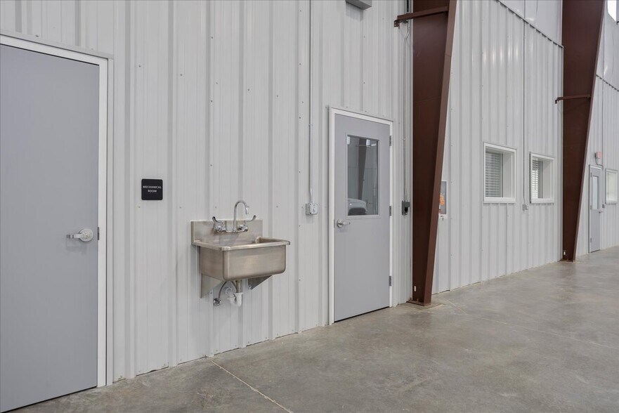 More Photos Of Mckinney Drive, Cheyenne Manufacturing For Lease