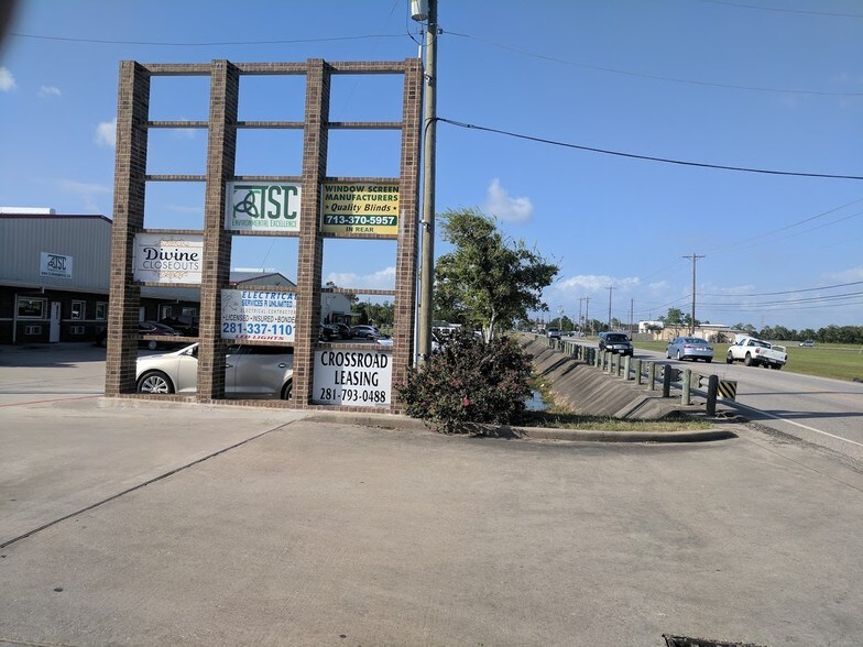 More Photos Of 2290 Dickinson Ave, League City Warehouse For Lease