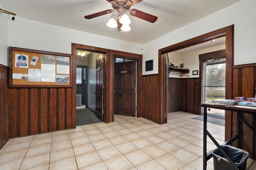 More Photos Of 2440 E Seminole St, Springfield Specialty For Sale