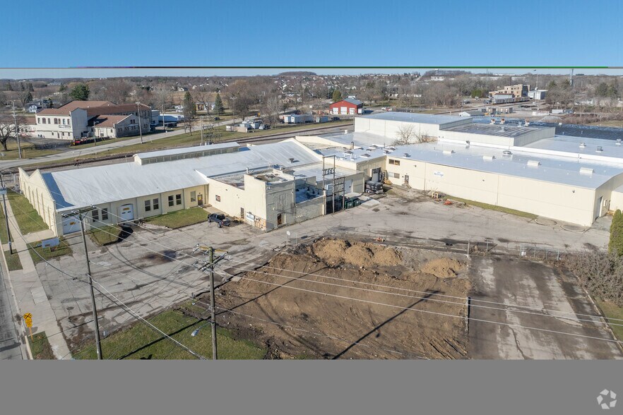 More Photos Of 426 S Montgomery St, Watertown Manufacturing For Lease