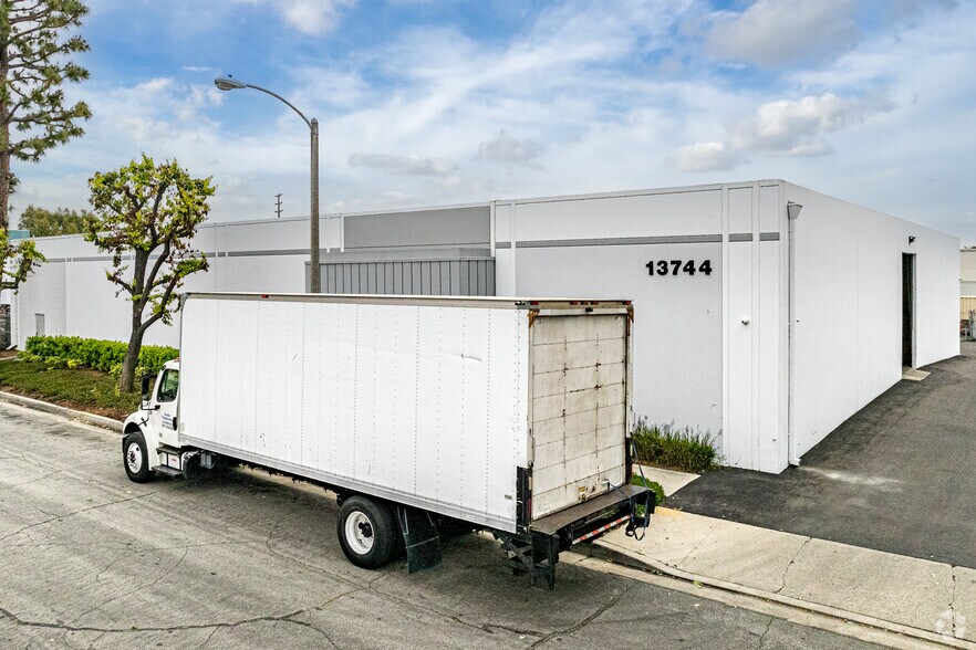 More Photos Of 13744 Milroy Pl, Santa Fe Springs Warehouse For Lease