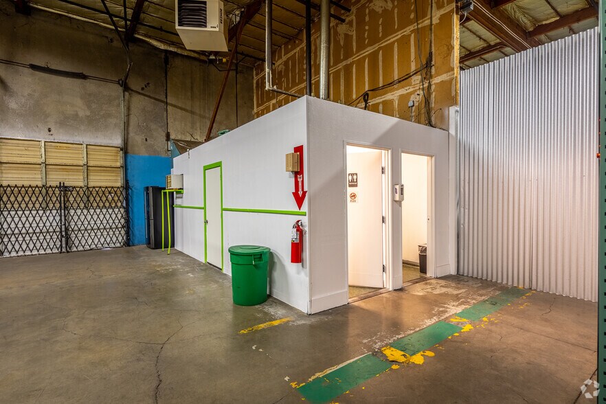 More Photos Of 6035 NE 92nd Dr, Portland Warehouse For Lease