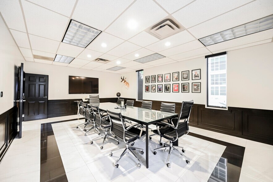 More Photos Of 630 S 3rd St, Las Vegas Office For Sale