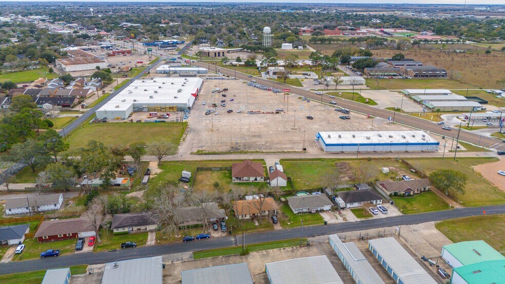 More Photos Of 1602 N Mechanic St, El Campo Land For Lease