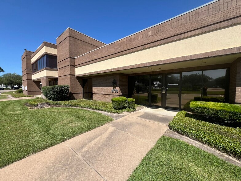 More Photos Of 9776 Whithorn Dr, Houston Showroom For Lease