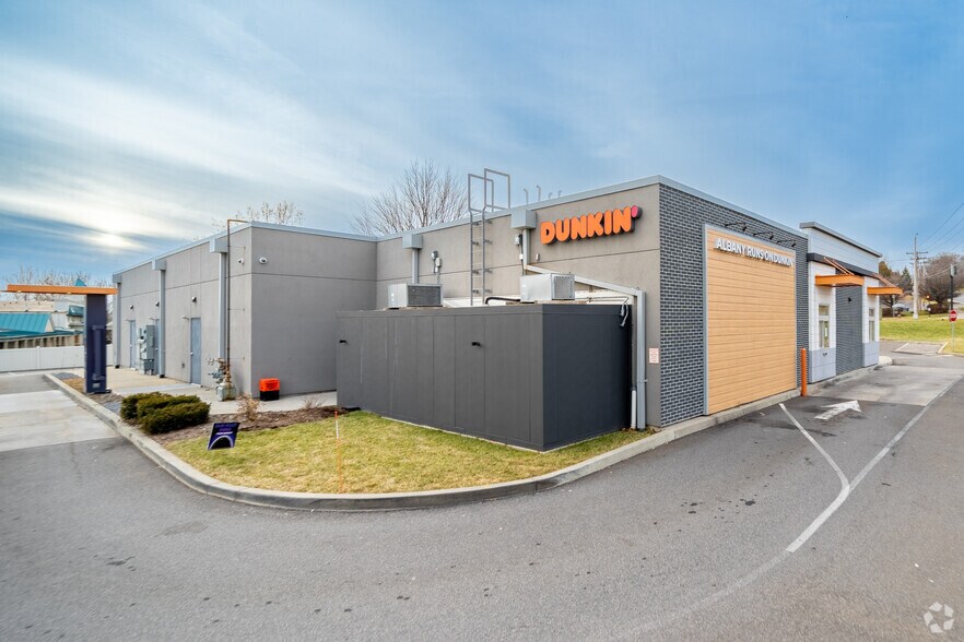 More Photos Of 500 Northern Blvd, Albany Freestanding For Lease